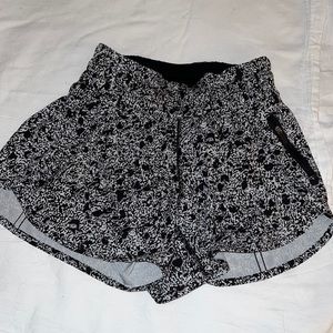 lululemon tracker lr short 2.5”